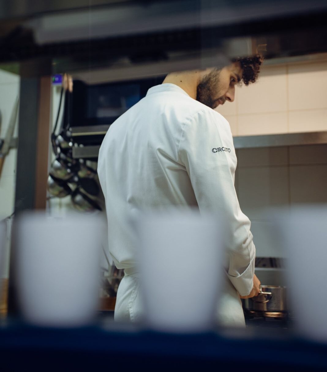 Storia – Un viaggio (chef di spalle)