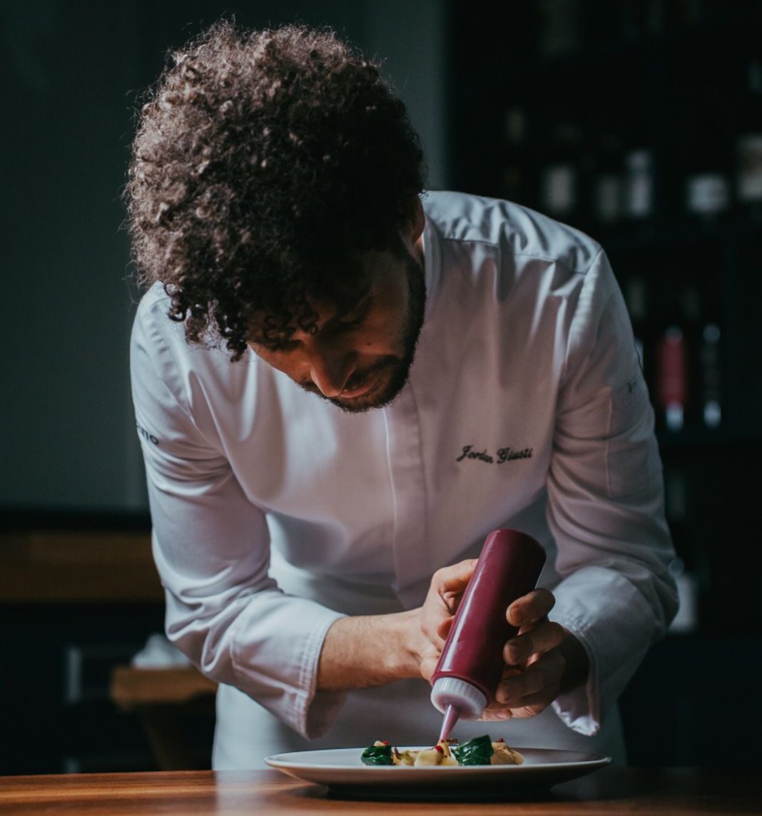 Home – Cucina e Menù (chef che impiatta)