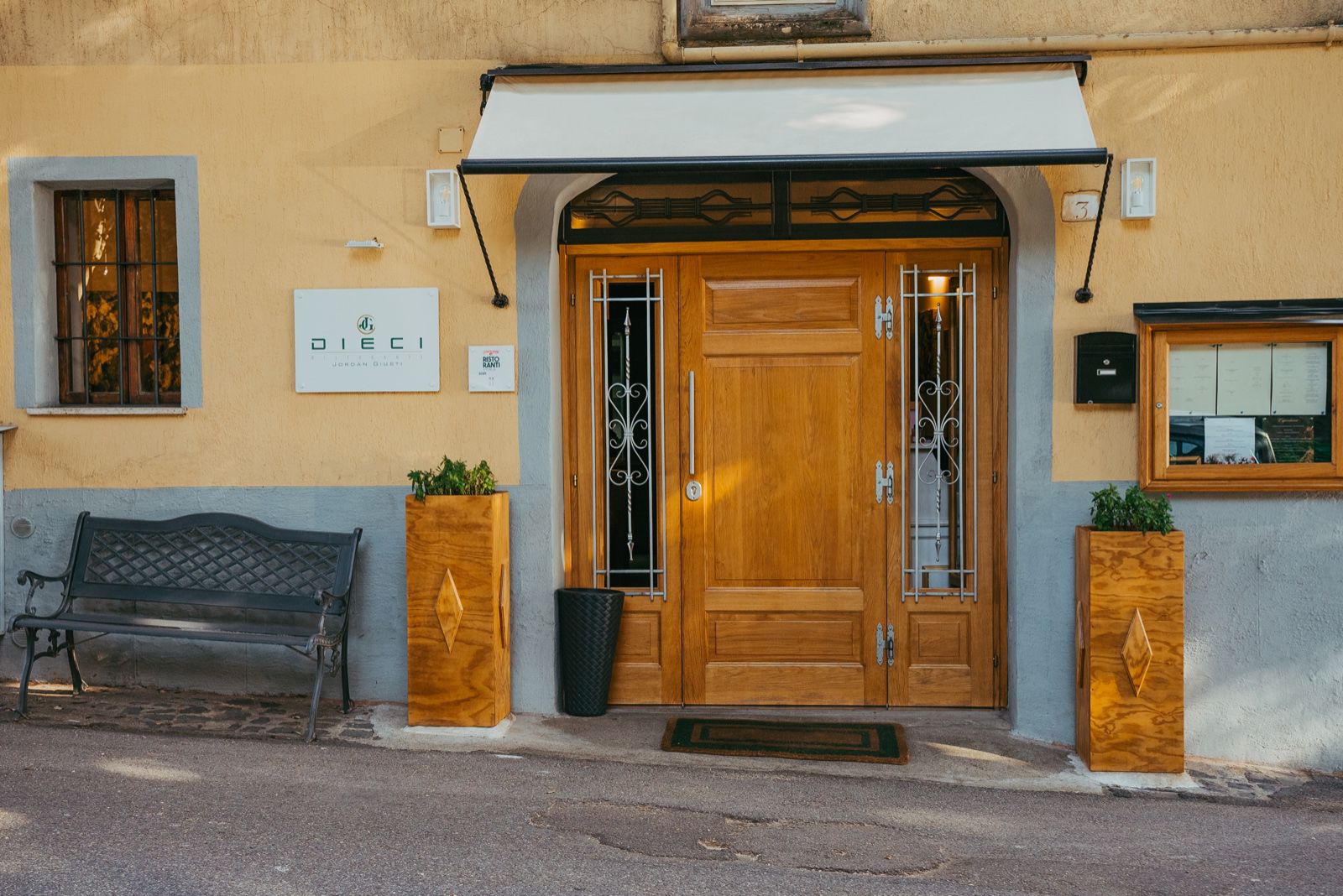 Storia – copertina (ingresso del ristorante)